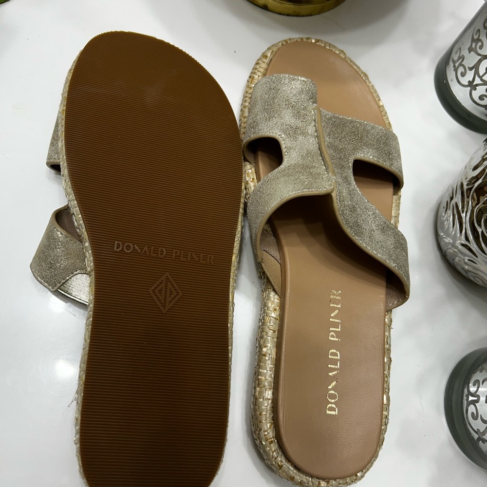 Donald J Pliner Women's Addara Flat Gold Slide Sandals Size 7.5 - Picture 4 of 9